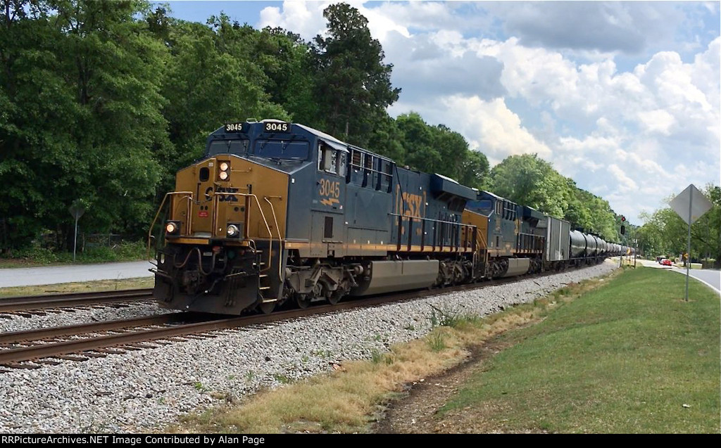 CSX 3045 and 986 lead a line of tank cars